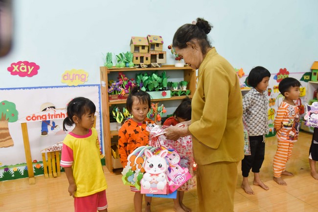 Ban Từ thiện: Tặng quà Trung Thu cho các em học sinh ở Đắk Som, Đăk Nông